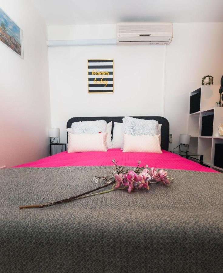 Apartments Mary & Free Parking Ровин Екстериор снимка