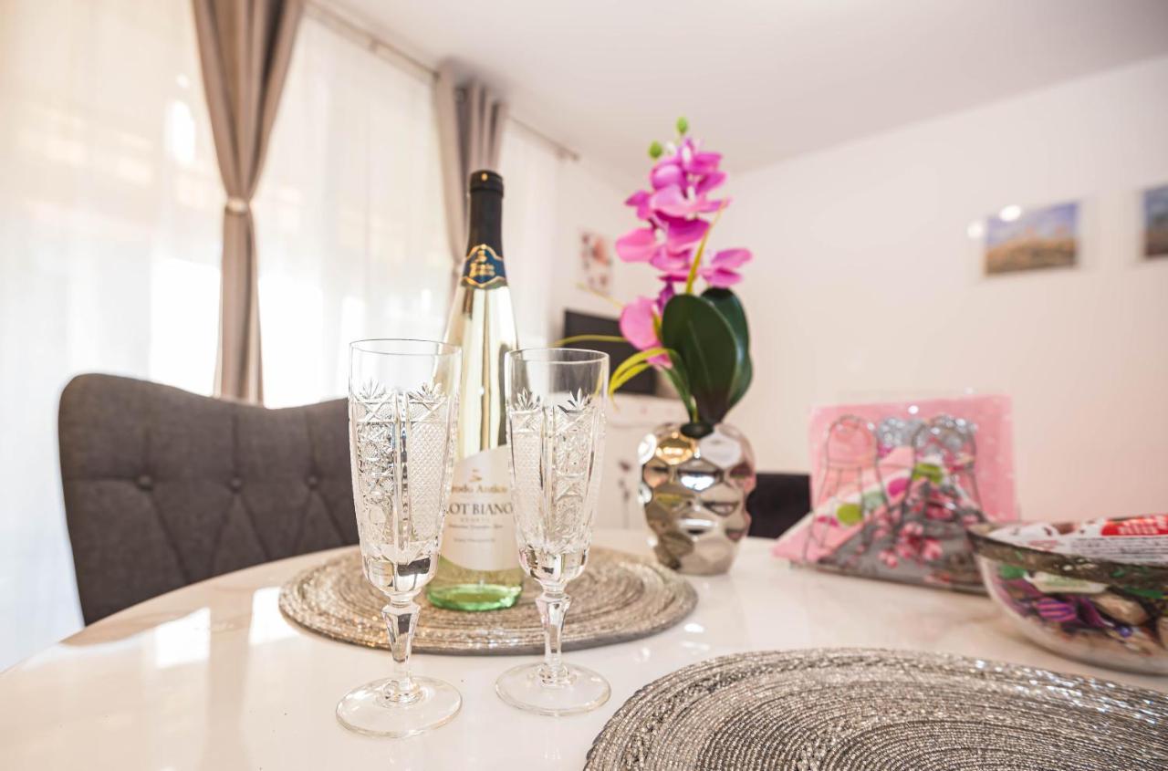 Apartments Mary & Free Parking Ровин Екстериор снимка